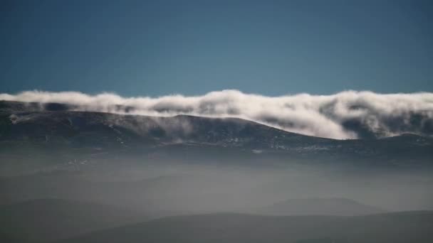 4320P 7680X4320 Mrak Tekoucí Hřebeni Pohoří Mlha Ležící Záhybech Kopců — Stock video