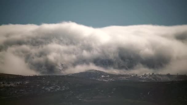 4320P 7680X4320 Chmura Spływająca Grzbiecie Pasma Górskiego Mgła Leżąca Fałdach — Wideo stockowe