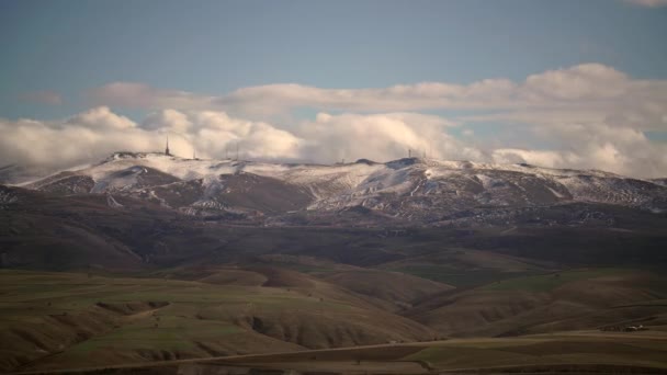7680X4320 ツリーのない丘の上に雪の薄い層 標準的な草原 バーレンスクラブ まばらに森の草原の丘 クラウドスケープ冬の雰囲気雲の動き映画的な時間経過背景自然 — ストック動画