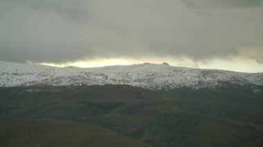8K 7680x4320. Ağaçsız tepelerde ince kar tabakası. Standart bozkır arazisi. Çorak çalılık, seyrek ağaçlı bozkır tepeleri..