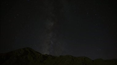 8K 7680x4320. Bulutsuz yıldızlı geceden gündoğumuna geçiş. Sabah mavisi gökyüzü. Gece yarısı yıldızları karanlık dağ samanyolu yıldızları şafakta erken saatte alacakaranlıkta kaybolurlar..