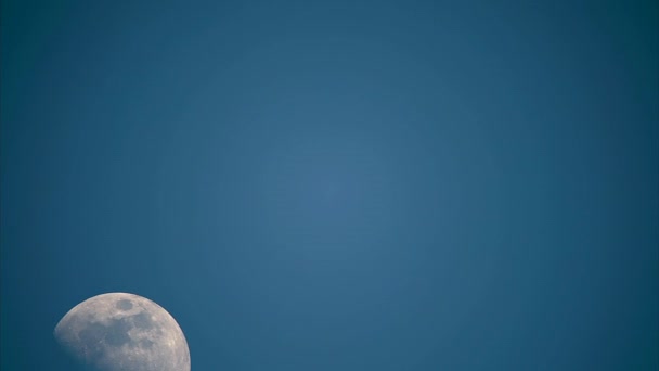 7680X4320 4320P Half Moon Rising Cloud Blue Sky Clear Background — стоковое видео