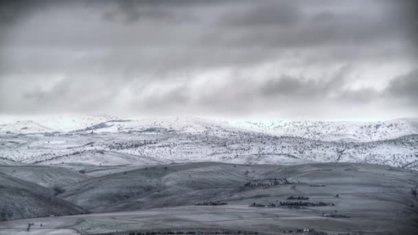7680X4320 4320P Kışın Standart Tepelerde Ilk Kar Yağışı Dağ Bulutları — Stok video