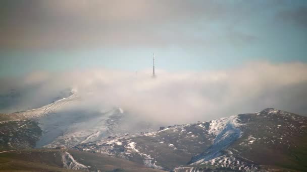 7680X432云彩飘落在山脊上 薄雾弥漫在山体的褶皱中 无树的土地 雪山山顶在自然界中的顶峰 雾消失了 雾在传播着天线塔的冬季 — 图库视频影像