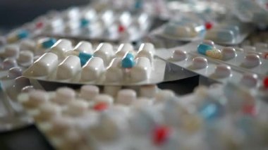 8K 7680x4320.Ambalajlarında ve ilaçlarında karıştırılmış ilaçlar. İlaçlar ve ilaçlar. İlaç bağımlılığı, ticari, ilaç endüstrisi sağlıklı yaşam tarzı. Madde istismarı.