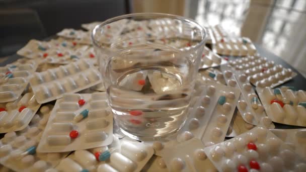 7680X4320 Medicina Pillole Nel Bicchiere Farmaci Rossi Che Sciolgono Acqua — Video Stock