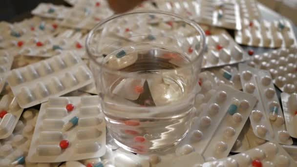 7680X4320 Medicijn Pillen Het Glas Rode Drugs Smelten Water Gemengde — Stockvideo