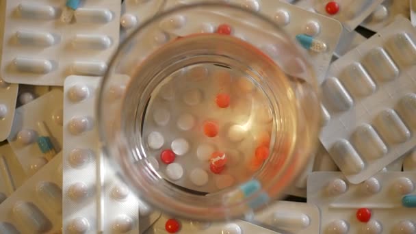 7680X4320 Medicina Pílulas Vidro Drogas Vermelhas Derretendo Água Medicamentos Mistos — Vídeo de Stock