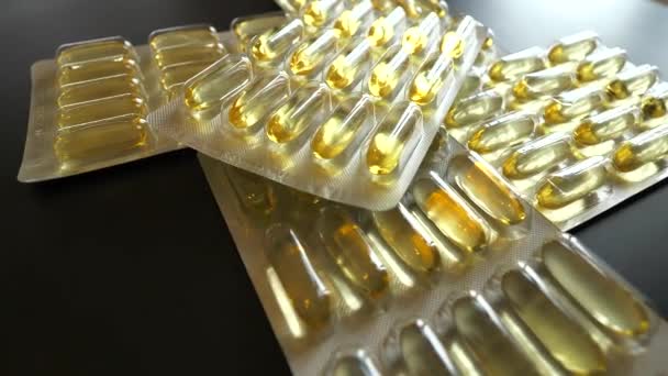 7860X4320 Yellow Omega Tablets Transparent Medicine Drugs Industrial Vitamina Pillole — Video Stock