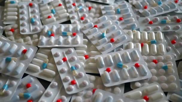 7680X4320 Kevert Gyógyszerek Csomagolásban Kinyitott Tabletták Gyógyszercsomagok Gyógyszer Függőség Kereskedelmi — Stock videók
