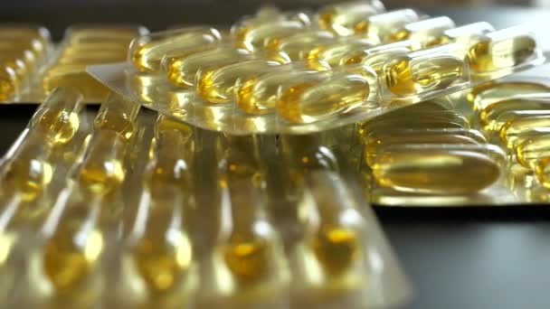 7860X4320 Yellow Omega Tabletten Transparente Medikamenten Industrielle Vitaminpillen Sucht Pharmazeutischer — Stockvideo