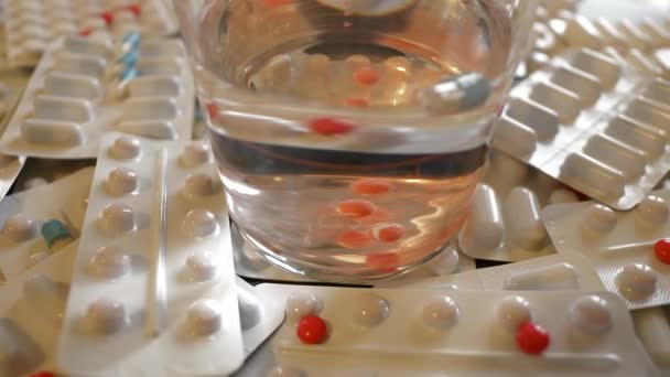 7680X4320 Medicina Pílulas Vidro Drogas Vermelhas Derretendo Água Medicamentos Mistos — Vídeo de Stock
