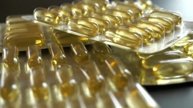 8K 7860x4320. Sarı omega 3 tablet. Şeffaf ilaç. Endüstriyel vitamin hapları. İlaç bağımlılığı.