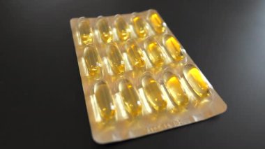 8K 7860x4320. Sarı omega 3 tablet. Şeffaf ilaç. Endüstriyel vitamin hapları. İlaç bağımlılığı.