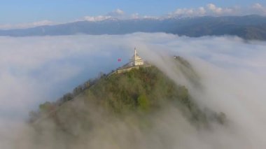 8K 7680x4320 p.s Ramazan 'daki dünyanın en yüksek camii. Dağın tepesinden gün batımı. Mistik Sufi Müslüman sembolü. İslam dini kutsal kutsal tepesi..