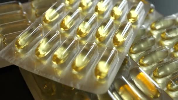 7860X4320 Yellow Omega Tablets Transparent Medicamentos Drugs Industrial Vitaminas Píldoras — Vídeo de stock