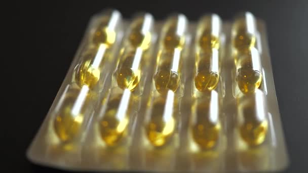 7860X4320 Žlutá Omega Tablety Transparentní Medicínské Léky Průmyslové Vitamínové Pilulky — Stock video