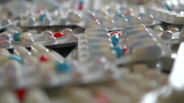 8K 7680x4320.Ambalajlarında ve ilaçlarında karıştırılmış ilaçlar. İlaçlar ve ilaçlar. İlaç bağımlılığı, ticari, ilaç endüstrisi sağlıklı yaşam tarzı. Madde istismarı.