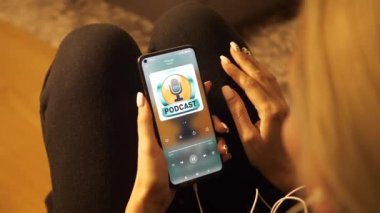 4K Kız telefonundan podcast dinliyor. Antisosyal ve depresif yeni nesil genç. Toplumdan dışlanmış içe dönük genç bir kız. Müzik dinleyen bir kadın. Genç sarışın gece lambası..
