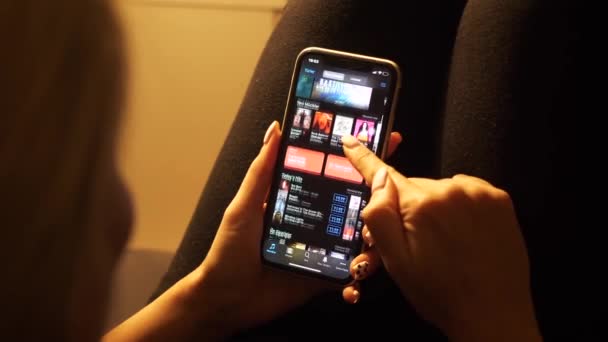 Girl 자신의 전화를 도청하는 있습니다 사회적 새로운 세대여러분 사회적으로 내성적 — 비디오