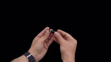 Man Laser Pointer.8K 760x4320 4320p.matte alfa, lazer işaretleyici, insanlar, el, alfa kanalı, lazer, ışık, işaretleyici, endüstriyel, eller, iş, endüstri, küçük, mini, küçük.