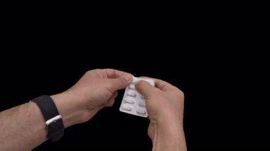 Alpha Channel 'da ilaç alan bir adam. Matte alfa kanalı, 8K, 7680x4320, mavi, beyaz, hap, ilaç, alfa, insan, ilaç, ilaç, ilaç, ilaç bağımlılığı, tablet, kapsül, hastane, geçmiş, el,