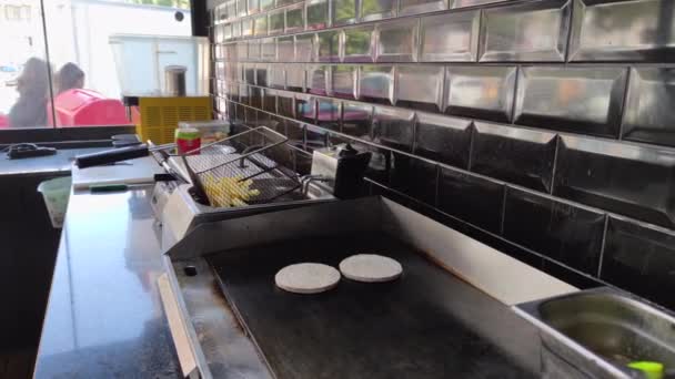 7680X4320 Burgers Μαγειρεύουν Στο Κατάστημα Burgers Chef Εργασίας Λιπαρά Patties — Αρχείο Βίντεο