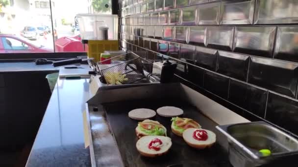 7680X4320 Burgery Vaří Hamburgerové Šéfkuchař Pracuje Tučné Patties Hamburger Shop — Stock video