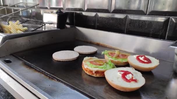 7680X4320 Бургери Готують Магазині Бургерів Chef Працює Жирними Пиріжками Гамбургер — стокове відео