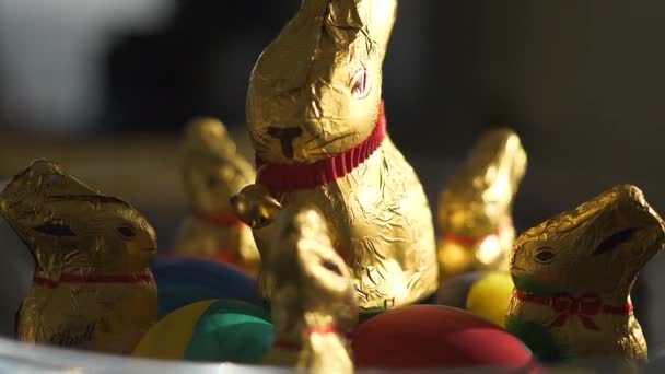7680X4320 Velikonoční Zajíček Čokolády Vajíčka Barevné Paschalové Předměty Skleněné Misce — Stock video
