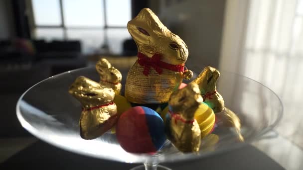 7680X4320 Easter Bunny Chocolates Eggs Colorful Paschal Objects Glass Bowl — ストック動画