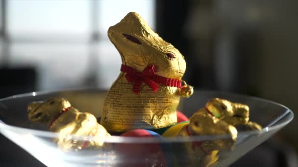 7680X4320 Velikonoční Zajíček Čokolády Vajíčka Barevné Paschalové Předměty Skleněné Misce — Stock video