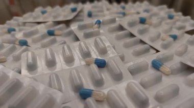8K 7680x4320.Ambalajlarında ve ilaçlarında karıştırılmış ilaçlar. İlaçlar ve ilaçlar. İlaç bağımlılığı, ticari, ilaç endüstrisi sağlıklı yaşam tarzı. Madde istismarı.