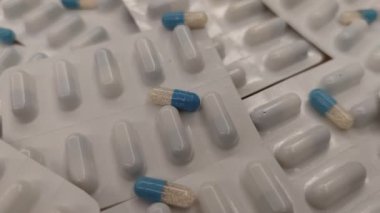 8K 7680x4320.Ambalajlarında ve ilaçlarında karıştırılmış ilaçlar. İlaçlar ve ilaçlar. İlaç bağımlılığı, ticari, ilaç endüstrisi sağlıklı yaşam tarzı. Madde istismarı.