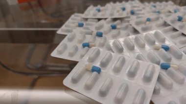 8K 7680x4320.Ambalajlarında ve ilaçlarında karıştırılmış ilaçlar. İlaçlar ve ilaçlar. İlaç bağımlılığı, ticari, ilaç endüstrisi sağlıklı yaşam tarzı. Madde istismarı.