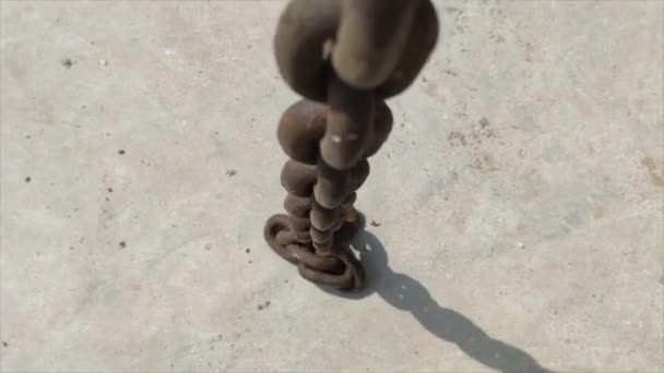 7680X4320 Zincir Düşüyor Zincirler Tepeden Tırnağa Sanayi Bölgesinde Ticari Görüntüler — Stok video