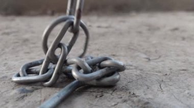 8K 7680x4320.Zincir düşüyor. Zincirler tepeden tırnağa. Sanayi bölgesinde ticari görüntüler. Metal endüstrisi üretimi. Paslı demir ve çelik..