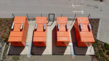 8K 7680x4320.Senkronize yoğunlaştırılmış elektrik düzenlemesi. Güç şebekelerindeki motor faktör düzeltmeleri için kapasitörler. Elektrik motorlu motor sistemi endüstriyel jeneratör dönüştürücü dönüştürücüsü..