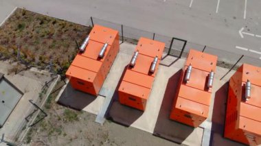 8K 7680x4320.Senkronize yoğunlaştırılmış elektrik düzenlemesi. Güç şebekelerindeki motor faktör düzeltmeleri için kapasitörler. Elektrik motorlu motor sistemi endüstriyel jeneratör dönüştürücü dönüştürücüsü..