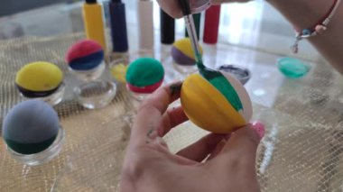 8K 7680x4320. Paskalya yumurtası boyayan kadın. Doğunun kültürel sembolü. Geleneksel paskal yumurta boyaları. Folklorik figür ve Hıristiyan kültürünün sembolü. Geleneksel bahar süslemeleri ve süslemeleri..