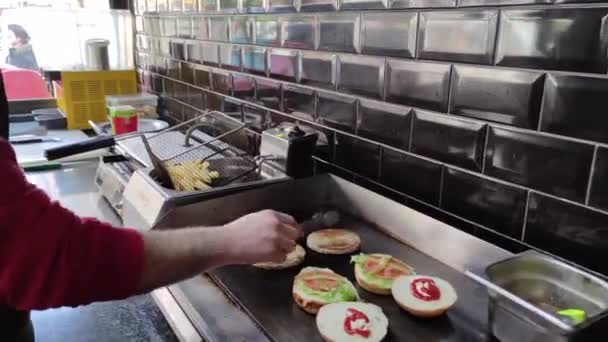 7680X4320 Burgers Estão Cozinhando Loja Hambúrgueres Chef Trabalhando Rissóis Gorduros — Vídeo de Stock