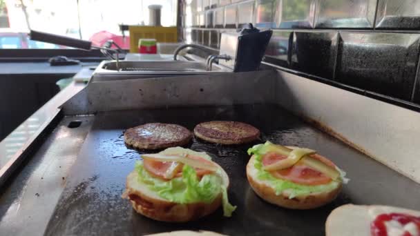 7680X4320 Burgery Gotują Sklepie Hamburgerami Szef Kuchni Pracuje Tłuste Pasztety — Wideo stockowe