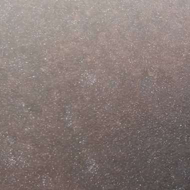 Arabanın donmuş kaputu. Arabanın metal yüzeyinde kırmızı bir bulanıklık var. Tasarım için soyut arkaplan ve doku.