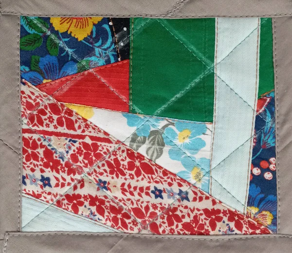 Färgglada handgjorda textilier. Färgade tyg lapptäcke bakgrund. — Stockfoto