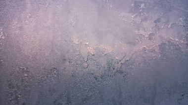 Kışın pencere camındaki buz dokusu. Kış Mavisi ve Pembe Buz Kristalleri.