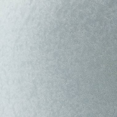 Arabanın metal yüzeyinde gri bir bulanıklık var. Tasarım için soyut arkaplan ve doku.