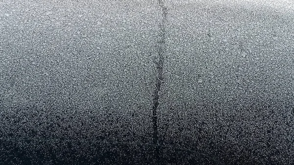 Le capot gelé de la voiture. Froid sur la surface métallique de la voiture avec une trace de courant gelé. — Photo