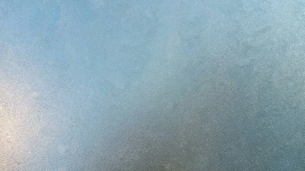 Fagyasztott szélvédő. Átlátszó jég szemcsés szerkezete. Átsüt az ég. Absztrakt jég háttér. — Stock Fotó