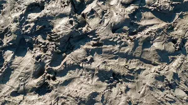 Sapato de pegada ou impressão na lama. Textura de lama ou solo castanho molhado como argila orgânica natural e mistura de sedimentos geológicos como em desbaste-lo em um solo de campo sujo enlameado após a chuva ou chuvoso. — Fotografia de Stock