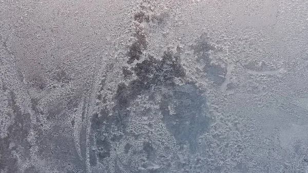 Textura de escarcha en el vidrio de la ventana en invierno. Cristales de Hielo en Invierno Azul y Rosa. —  Fotos de Stock